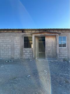 Salão em uma vila abandonada