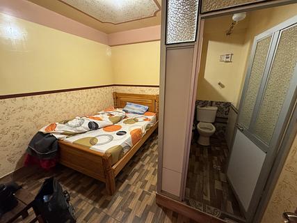 Segundo hostel à direita.