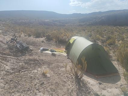 Somente bicicleta selvagem acampando no canyon