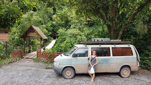 Sonho de overlander na ponte suspensa