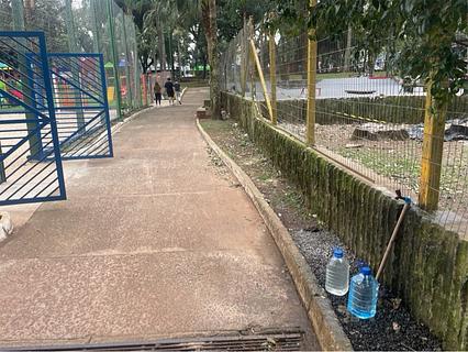 Torneira no playground