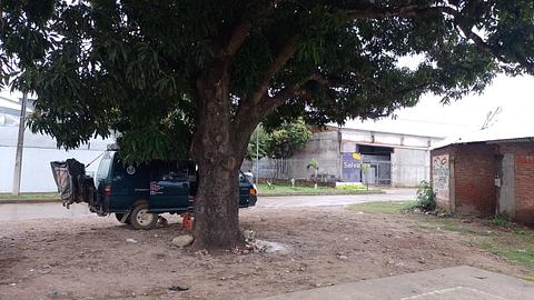 tranquilo ao lado do campo de futebol
