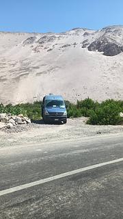 Um lugar de estacionamento ao lado da estrada