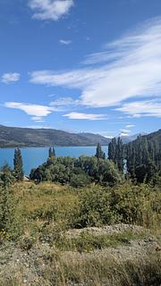 Vista do lago à beira da estrada