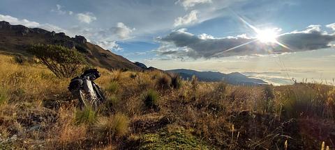 Vistas épicas para ciclistas em acampamento selvagem