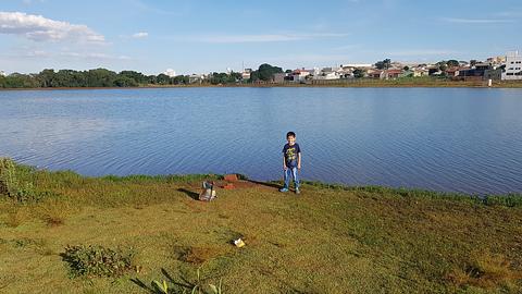 Você pode passar a noite na frente da minha casa, em frente a um lago muito bonito.