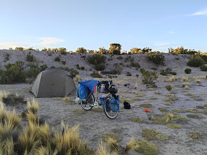 Wild camping atrás das colinas