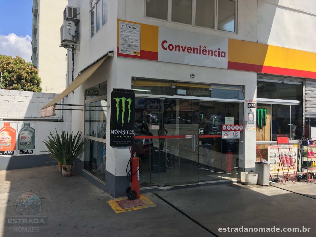 Posto w. mangue árvores nos fundos
