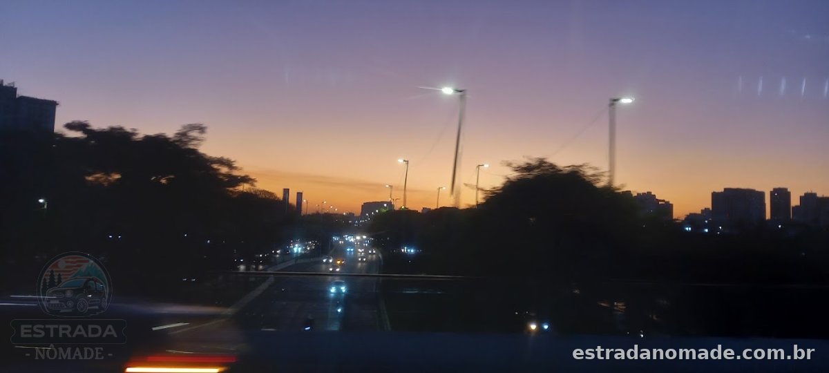 Próximo à ponte, bem escondido