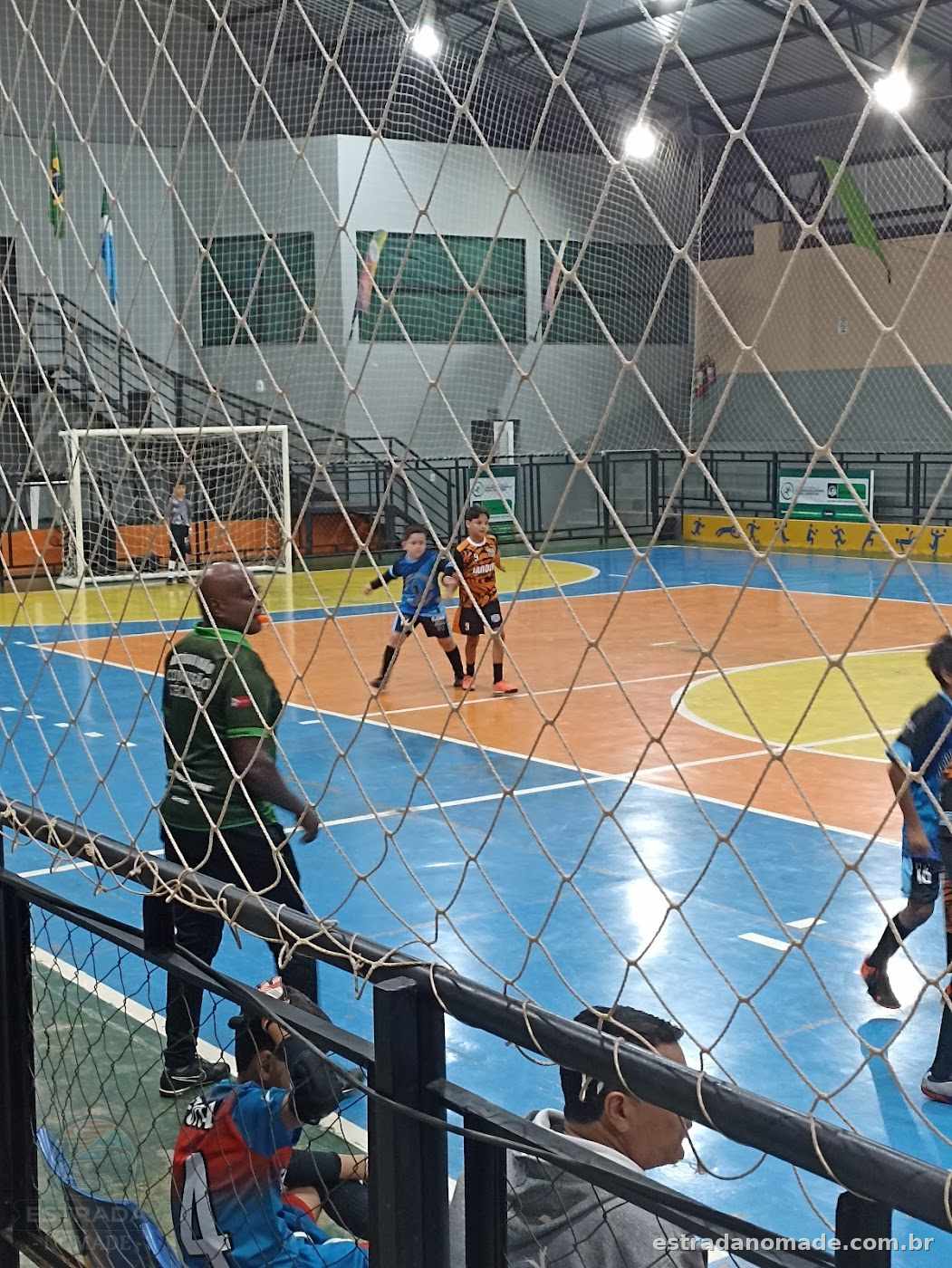 entre Ginásio Municipal e um campo de futebol