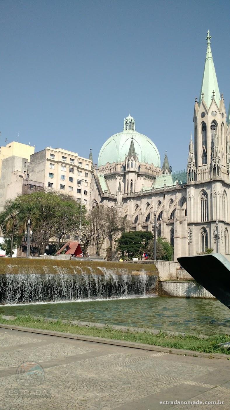 Praça ao lado da prefeitura