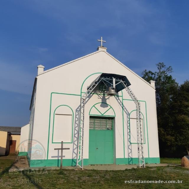 Atrás de uma igreja