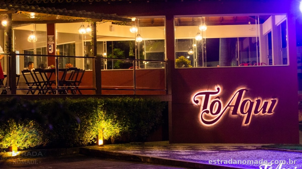 Pátio público em frente à Casa de Cultura. Atrás do restaurante "Estou aqui na praia"