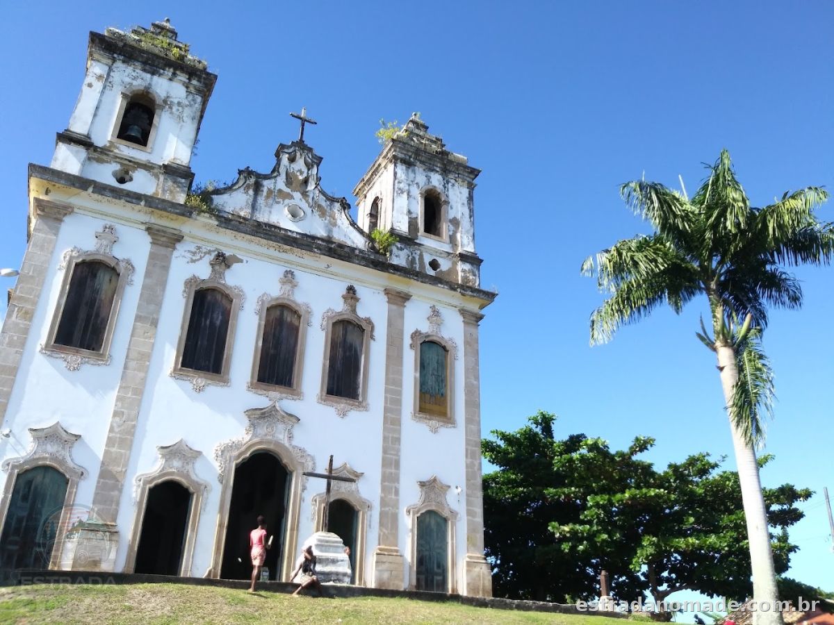 Um lugar incrível em frente a uma igreja em uma vila de pescadores amigável