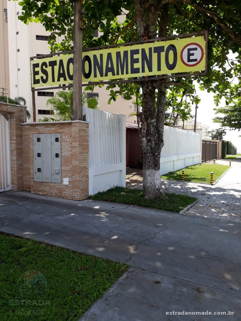 Estacionamento na rua, lateral do posto