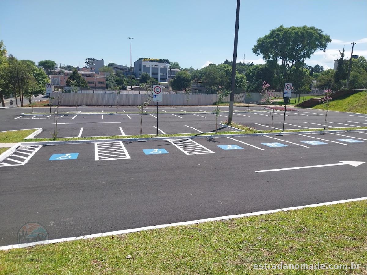 Estacionamento na rua Praça das Crianças