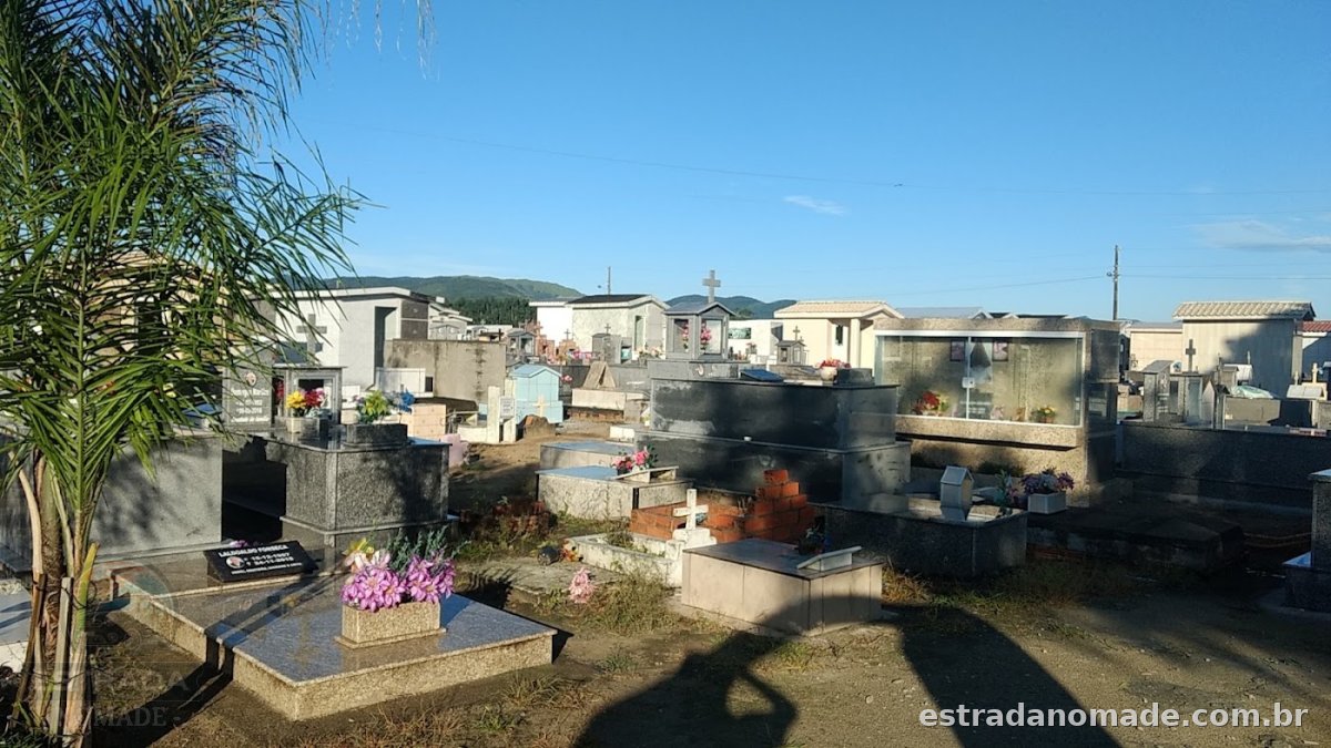 Torneira no cemitério municipal