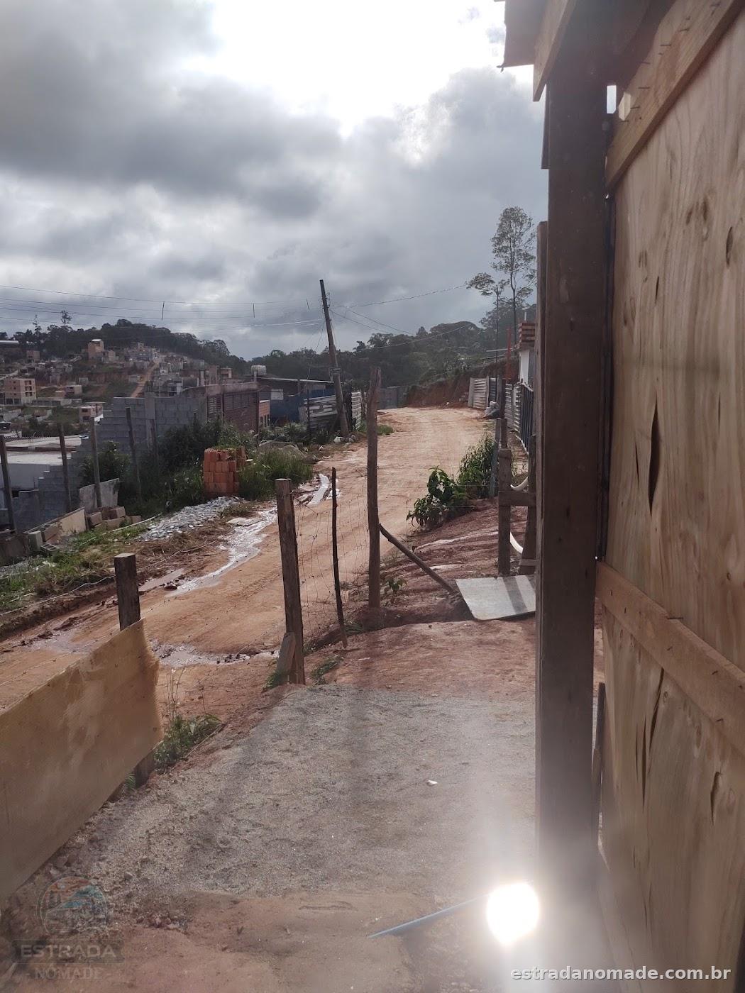 Próximo à estrada de terra