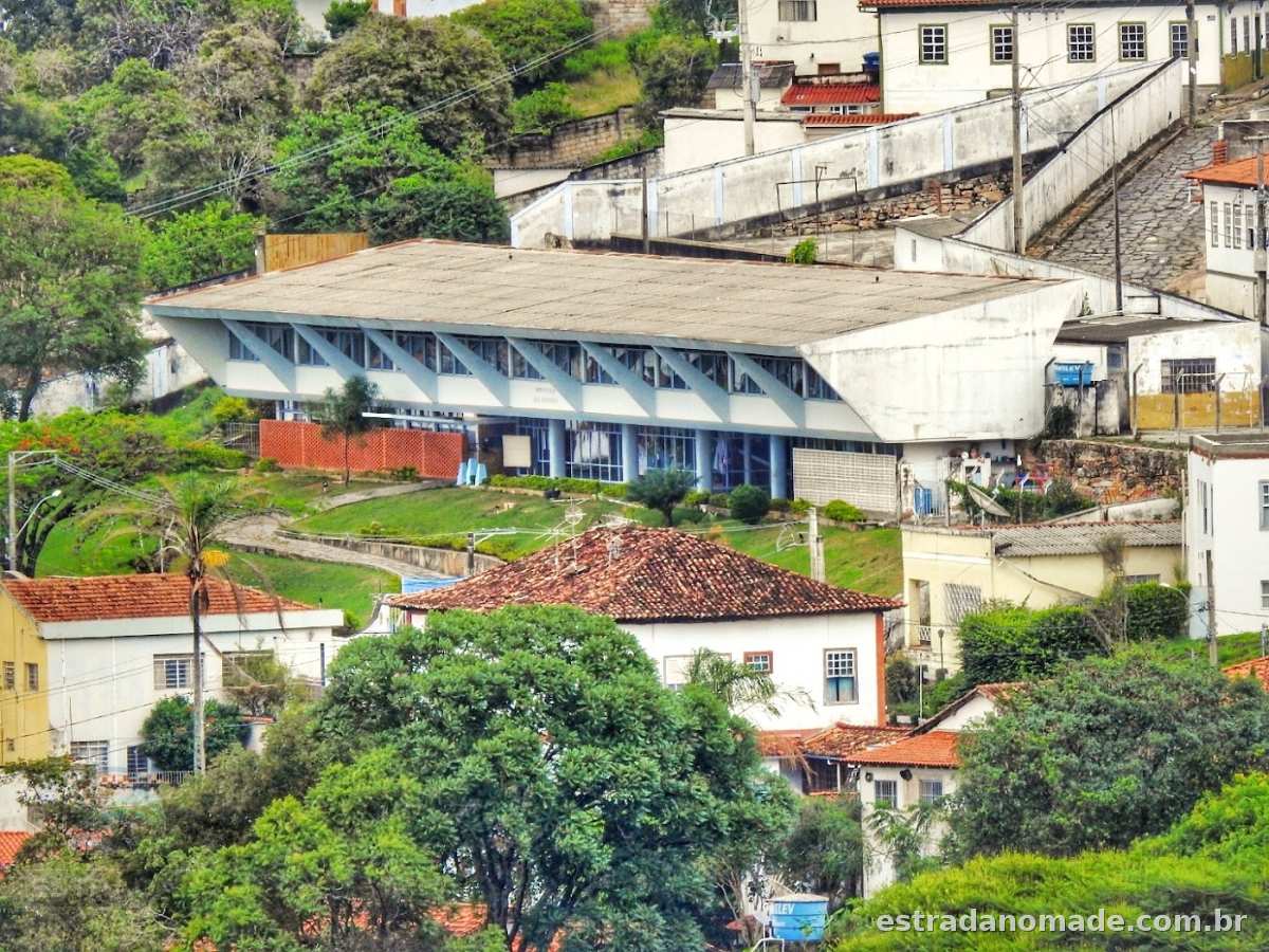 Em frente à escola Julia Kubitschek