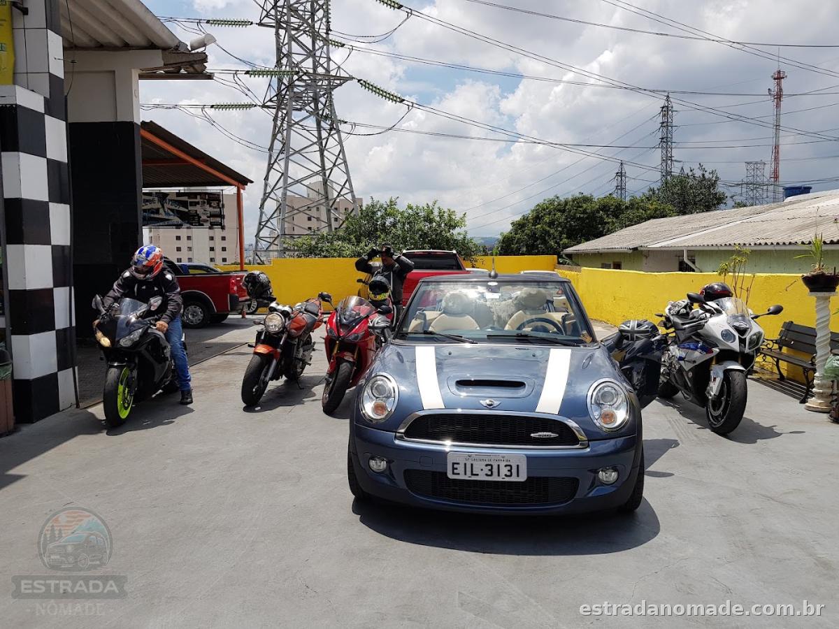 Ponto de abastecimento ao lado do estacionamento